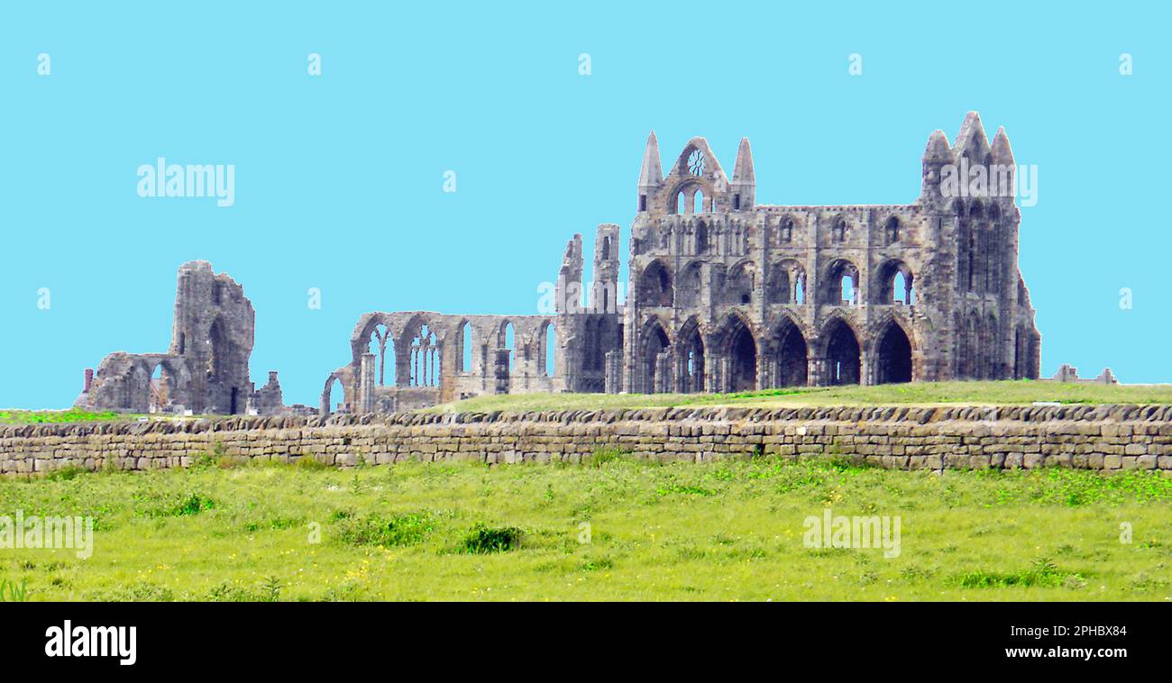 Une vue classique des ruines de l'abbaye de Whitby, Yorkshire, Royaume-Uni, du sud.est. Banque D'Images