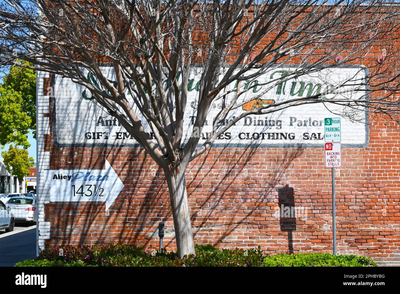 ORANGE, CALIFORNIE - 24 MARS 2023 : panneau indiquant le centre commercial Antique quelque part in Time dans Old Towne Orange. Banque D'Images