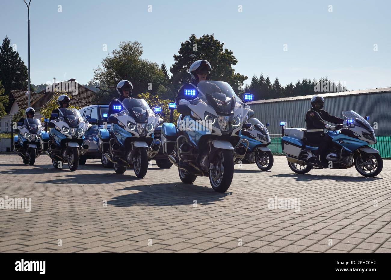 Brno, Tchéquie - 08 octobre 2021: Groupe de la police de grosses motos à conduire lentement, la garde de personnes importantes de transport, pendant la présentation de la tchèque p Banque D'Images