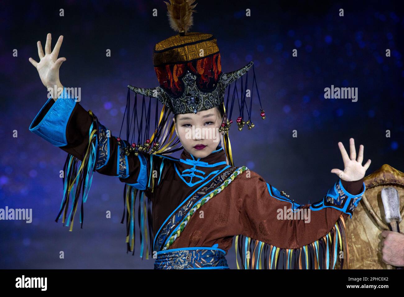 Moscou, Russie. 26th mars 2023. Un modèle présente la robe traditionnelle du peuple Tuvan dans le cadre du festival de la mode pour enfants DE LA SEMAINE DE LA MODE pour ENFANTS au magasin central pour enfants sur Lubyanka à Moscou, en Russie. La région de Tuva se trouve au centre géographique de l'Asie, dans le sud de la Sibérie. Banque D'Images