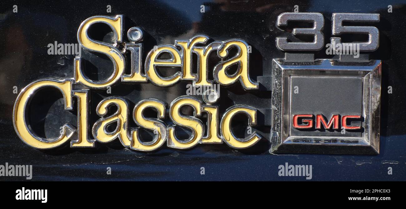 Camions américains des années 1980, Sierra Classic GMC. Exposition des camions GMC et Chevrolet au Moyen-Orient Banque D'Images
