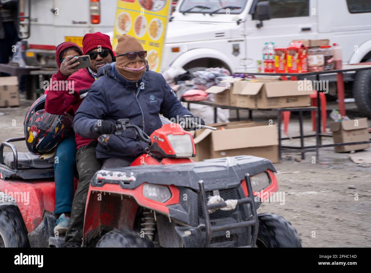 Foule de personnes à lahul spiti montrant de petits magasins d'alimentation, des sports d'aventure avec la famille en VTT sur la route enneigée avec des pics himalay dans le Banque D'Images