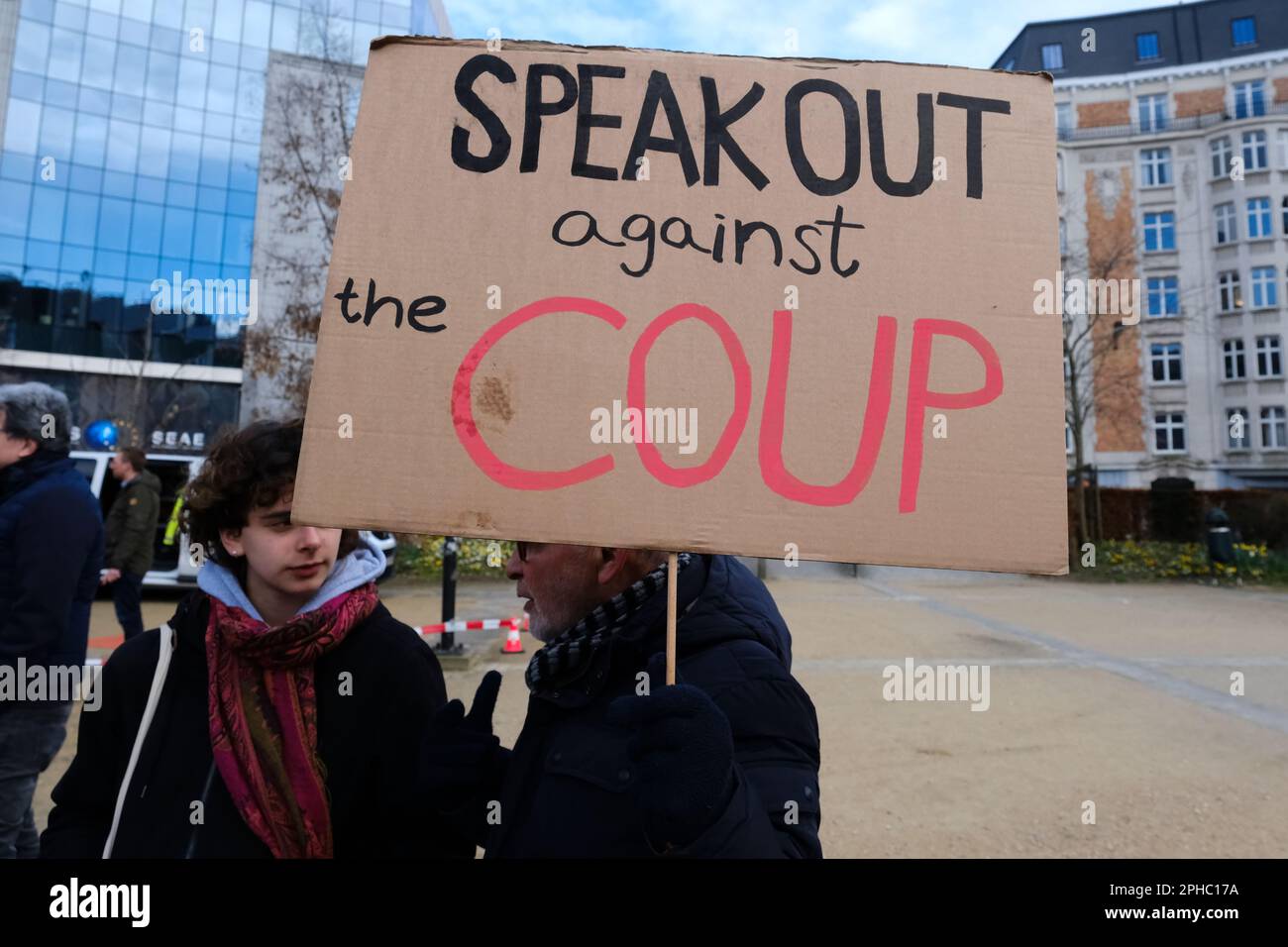 Bruxelles, Belgique. 27th mars 2023. Des manifestants israéliens manifestent à l'extérieur du siège de l'UE contre les plans du gouvernement du Premier ministre Nétanyahou de remanier le système judiciaire à Bruxelles, en Belgique, à 27 mars 2023 Credit: ALEXANDROS MICHAILIDIS/Alamy Live News Banque D'Images