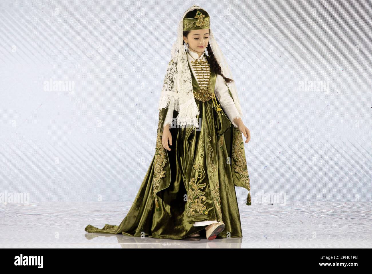 Moscou, Russie. 26th mars 2023. Un modèle présente le costume national Kabardino-balkarien sur une piste dans le cadre du spectacle "les bords du monde" au festival de la mode pour enfants de la semaine de la mode des enfants au magasin central des enfants de Lubyanka à Moscou, en Russie Banque D'Images