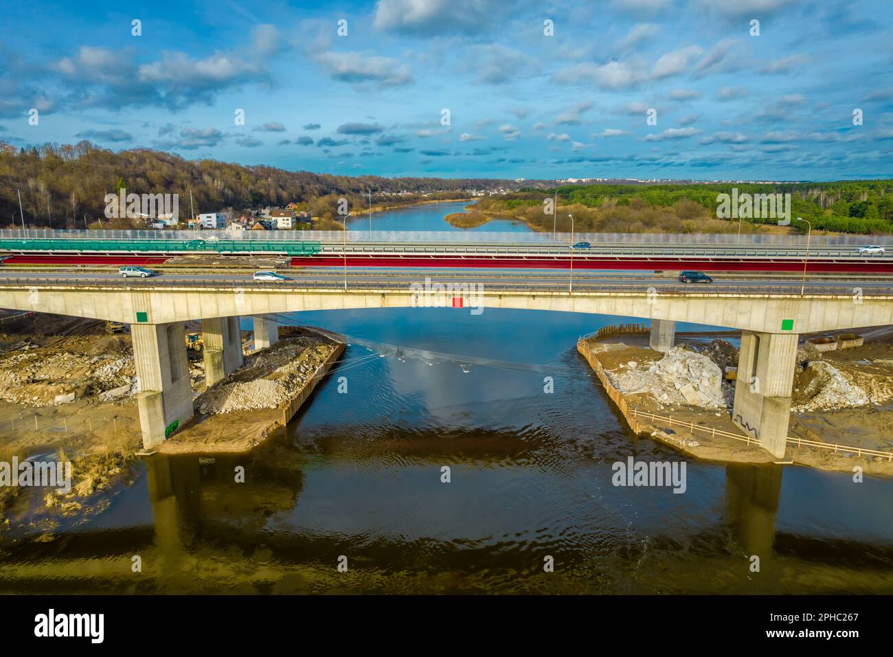 Vue aérienne par drone de la route en construction. Construction d'un nouveau viaduc sur l'autoroute nationale A1 entre Vilnius et Klaipeda en Lituanie Banque D'Images