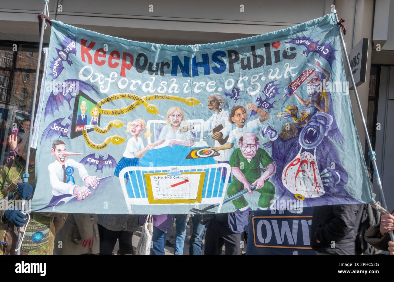 Des signes de protestation à la SOS NHS National Demo à Londres, en faveur de travailleurs de santé en grève et en protestation de la crise provoquée par des coupures de gouvernement. Banque D'Images