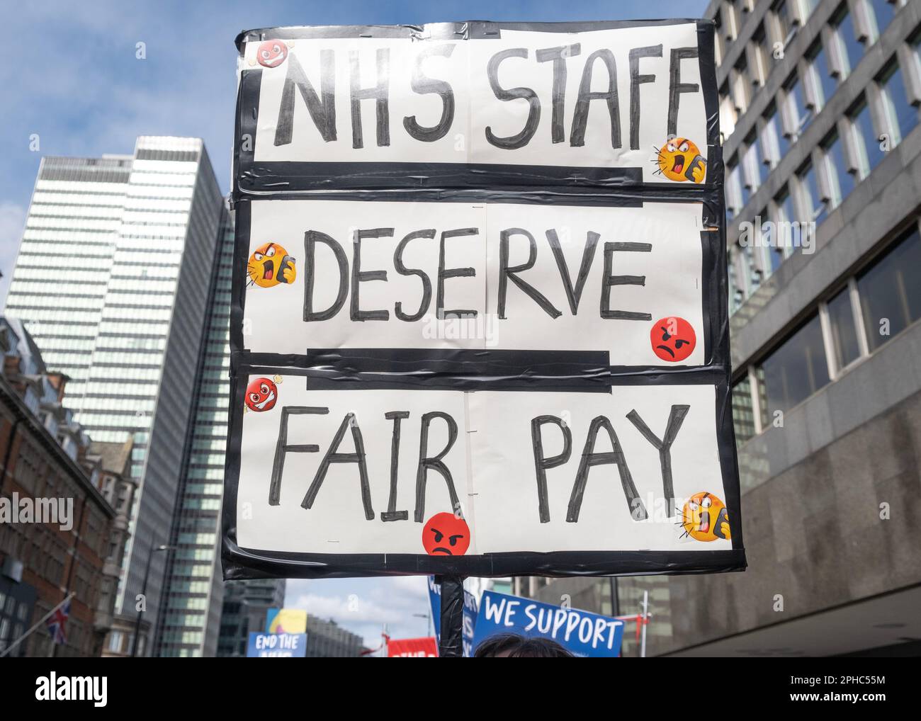 Des signes de protestation à la SOS NHS National Demo à Londres, en faveur de travailleurs de santé en grève et en protestation de la crise provoquée par des coupures de gouvernement. Banque D'Images