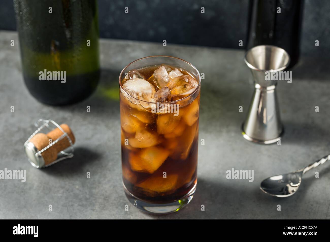 Froid et rafraîchissant boozy régime Cola et champagne avec glace dans un verre Banque D'Images