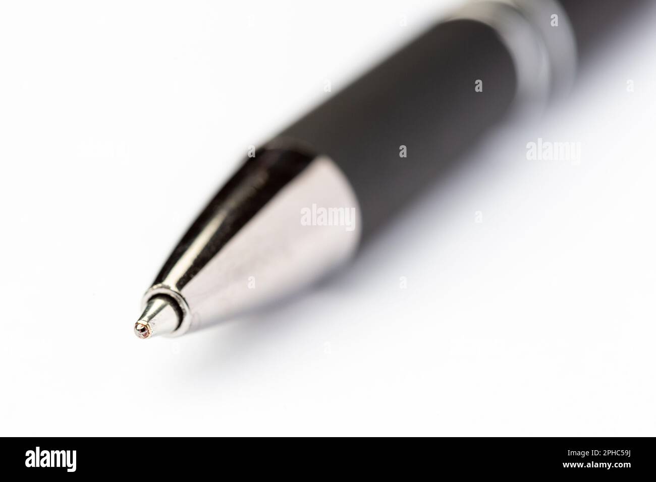 pointe d'un stylo à bille sur fond blanc Banque D'Images
