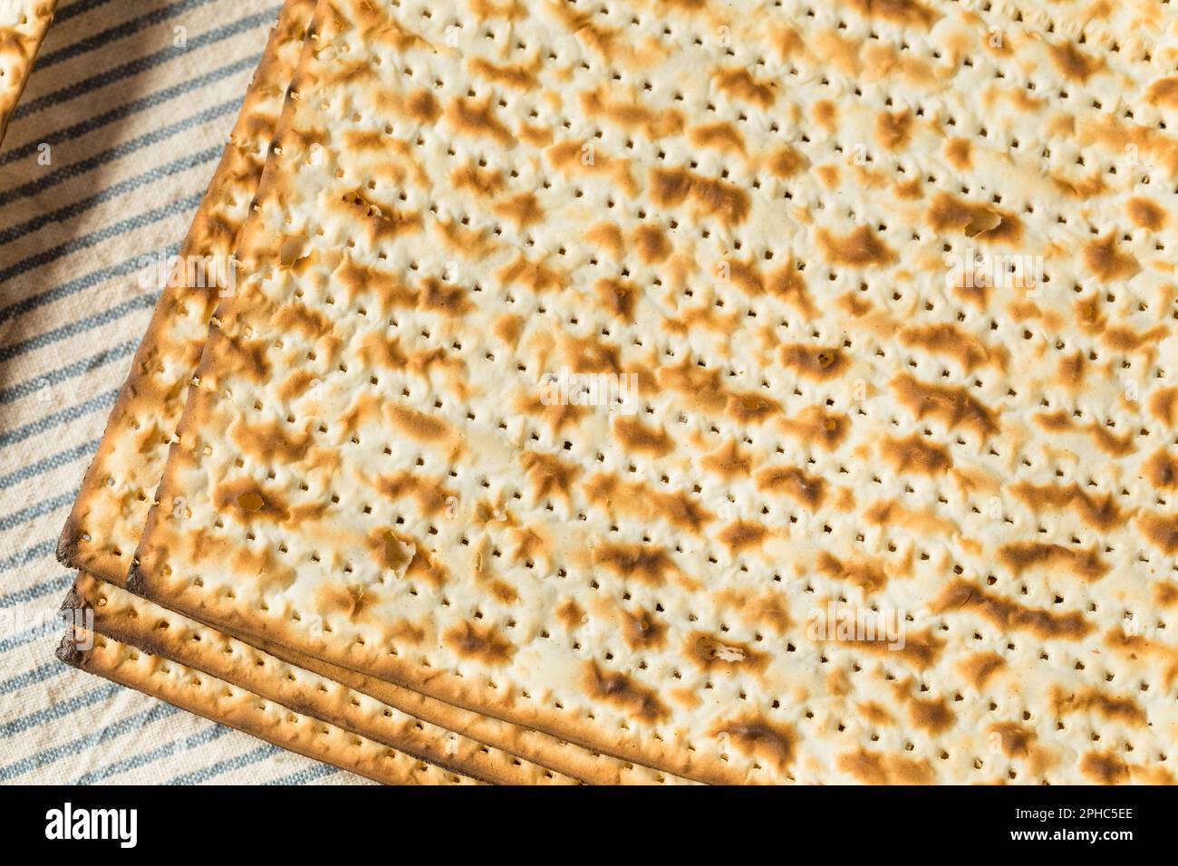 Pain plat de Matzah juif maison prêt à manger Banque D'Images