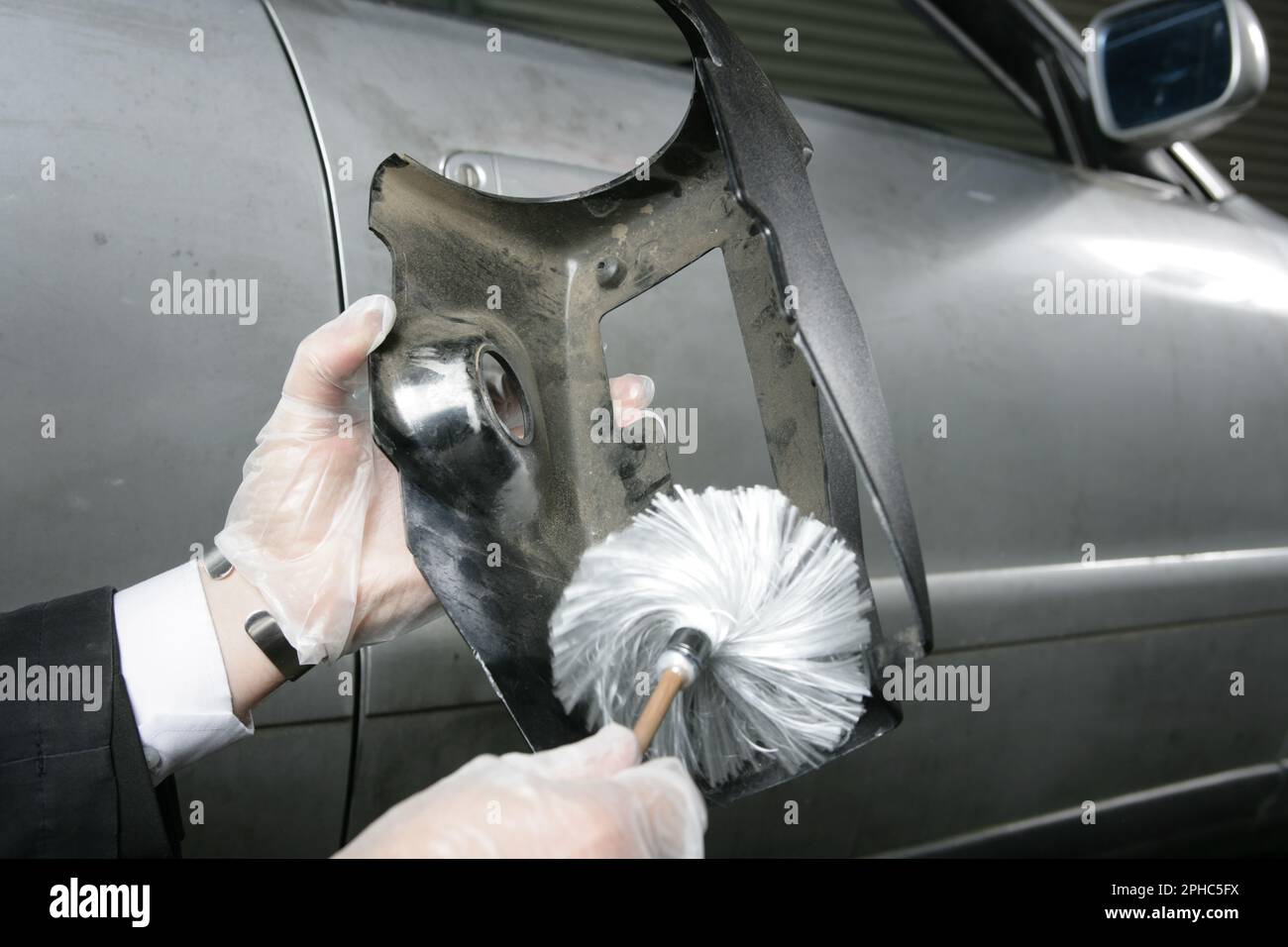 Dépoussiérage des traces de doigts sur une voiture. Banque D'Images