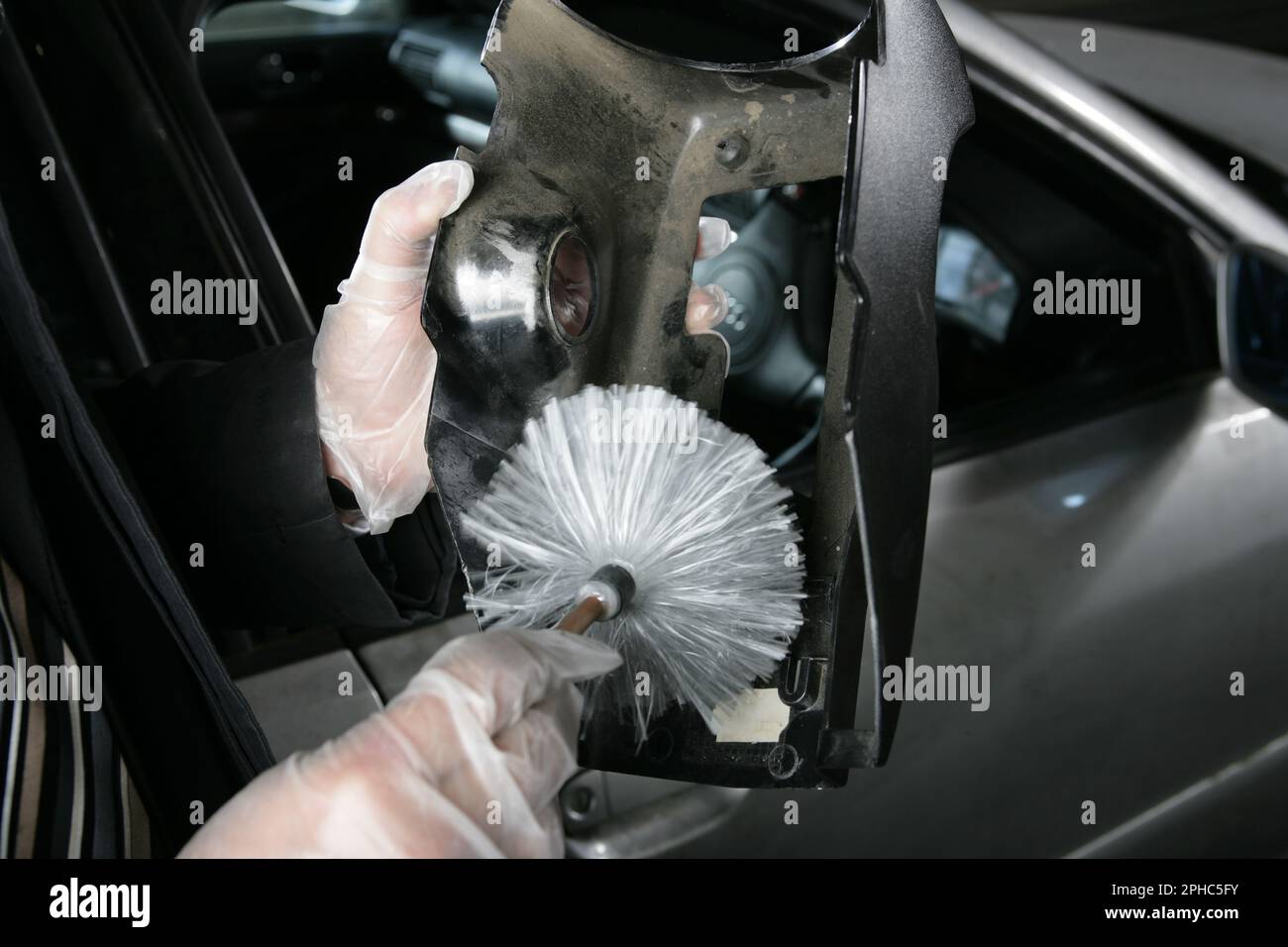 Dépoussiérage des traces de doigts sur une voiture. Banque D'Images