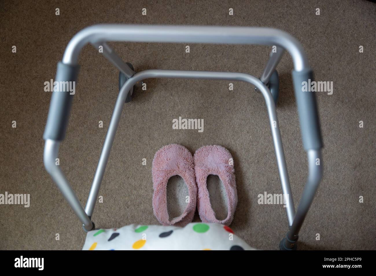 Regardez une paire de chaussons roses à travers un cadre en forme de zimmer Banque D'Images