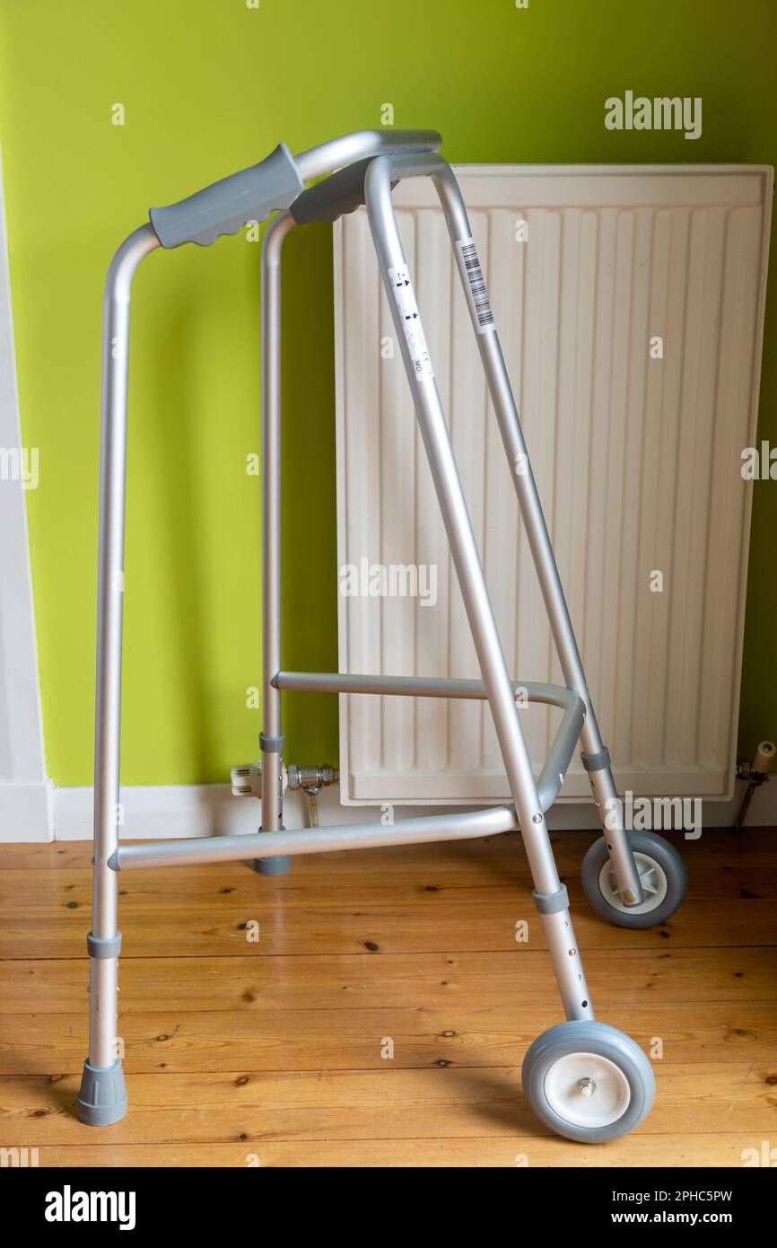 Un cadre de zimmer près d'un radiateur dans une maison Banque D'Images