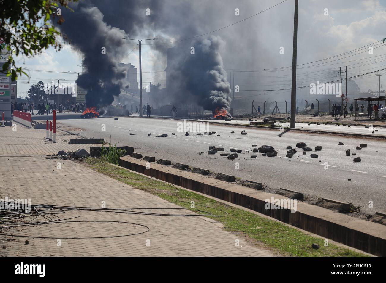 Nairobi, Kenya. 27th mars 2023. Les pneus de voiture brûlent au cours d'une manifestation organisée par le chef du parti Azimio, Raila Odinga, au sujet du coût de la vie et de l'administration du président William Ruto. (Photo de John Ochieng/SOPA Images/Sipa USA) crédit: SIPA USA/Alay Live News Banque D'Images