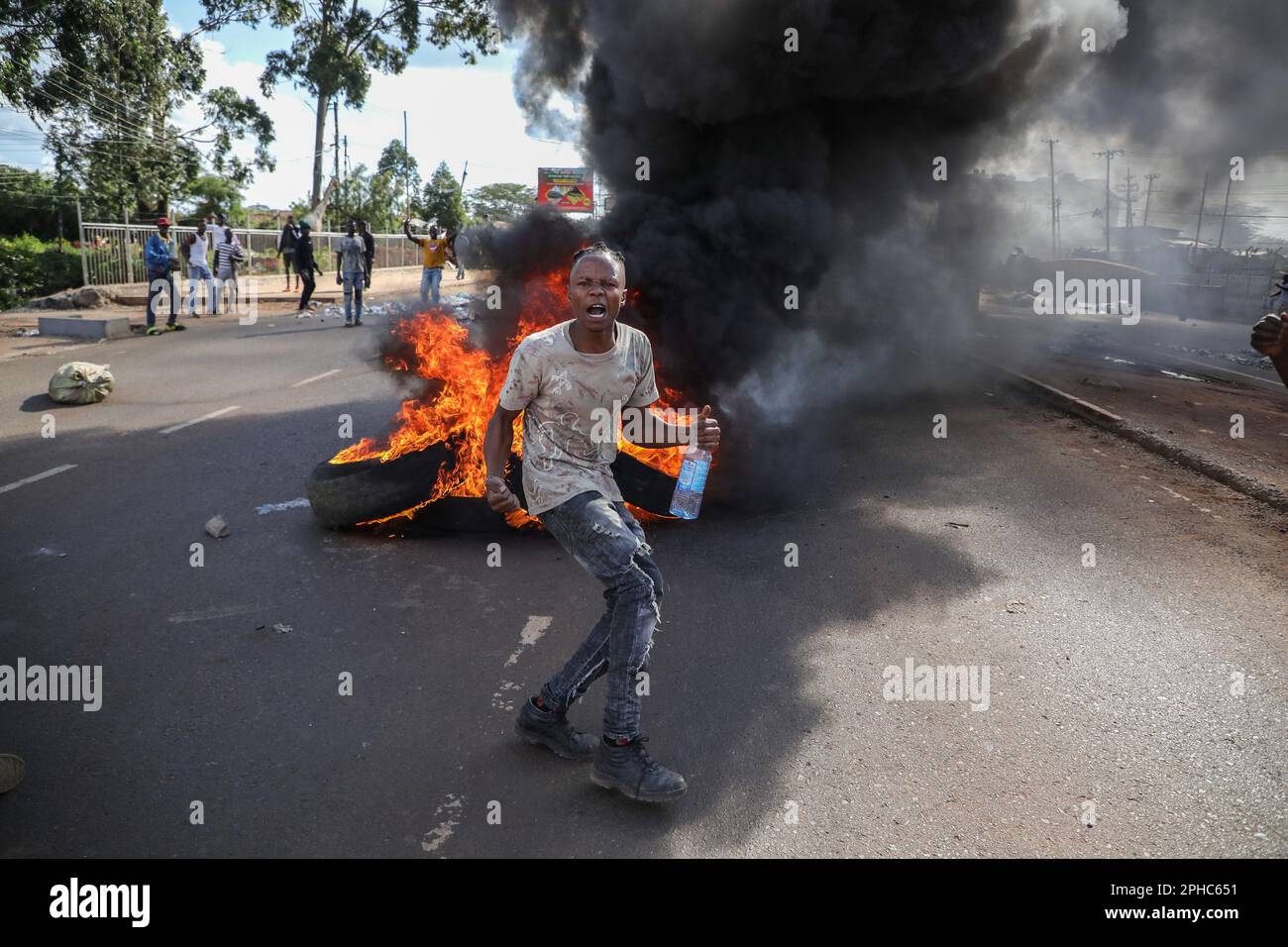 Nairobi, Kenya. 27th mars 2023. Un manifestant scanne des slogans le long de Ngong Road lors d'une manifestation organisée par le chef du parti Azimio, Raila Odinga, sur le coût de la vie et l'administration du président William Ruto. (Photo de John Ochieng/SOPA Images/Sipa USA) crédit: SIPA USA/Alay Live News Banque D'Images