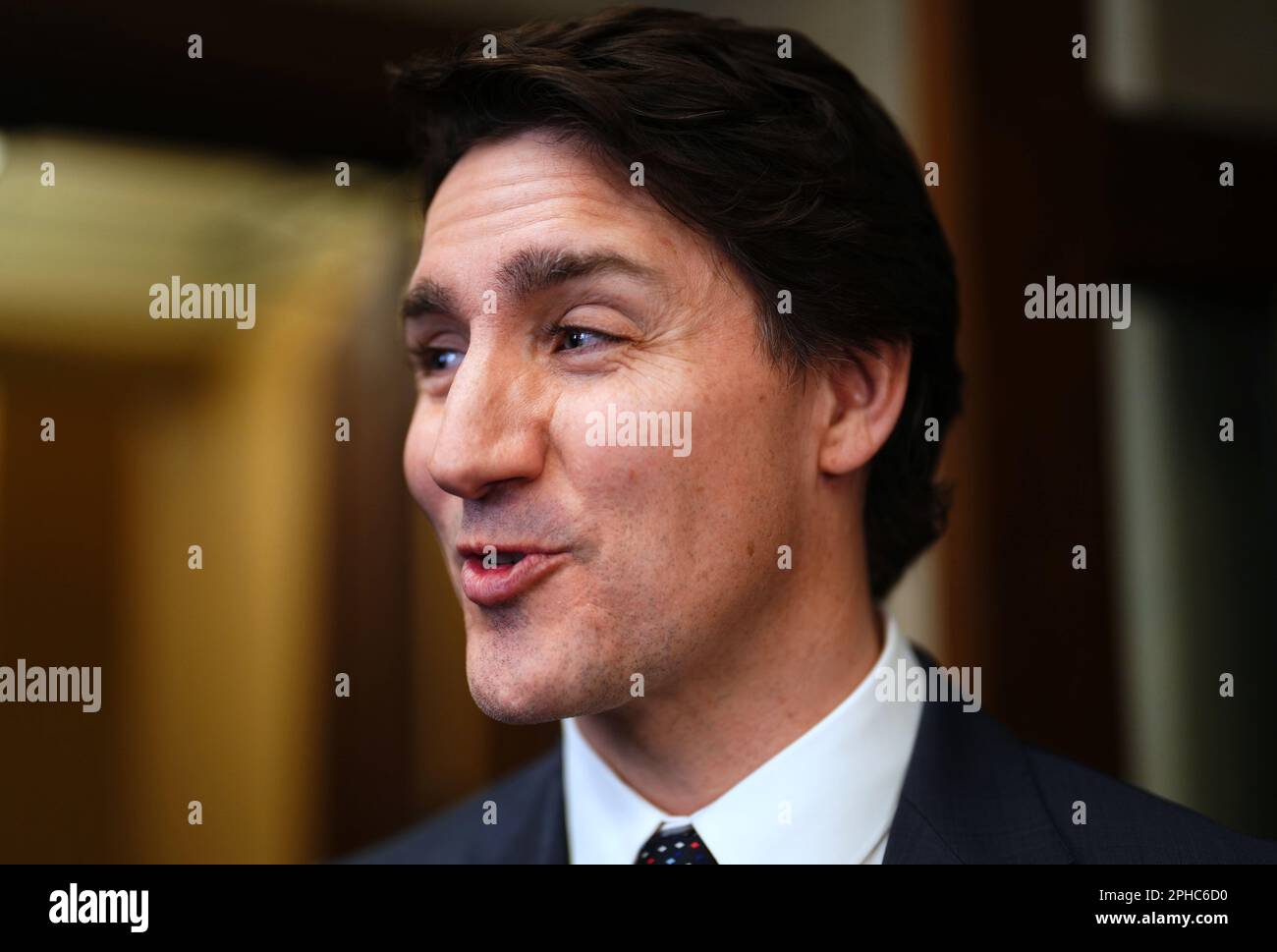 Ottawa, CAN. 27th mars 2023. Le premier ministre Justin Trudeau s'adresse aux journalistes dans le foyer de la Chambre des communes, sur la colline du Parlement, à Ottawa, lundi, 27 mars 2023. Crédit : la presse canadienne/Alamy Live News Banque D'Images