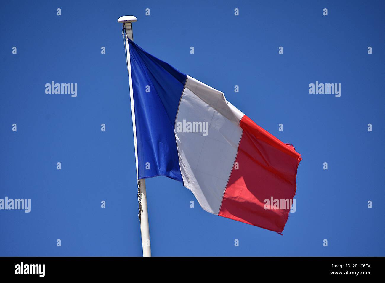 Marseille, France. 16th mars 2023. Un drapeau de la France est visible au-dessus du palais de justice. (Photo de Gerard Bottino/SOPA Images/Sipa USA) crédit: SIPA USA/Alay Live News Banque D'Images