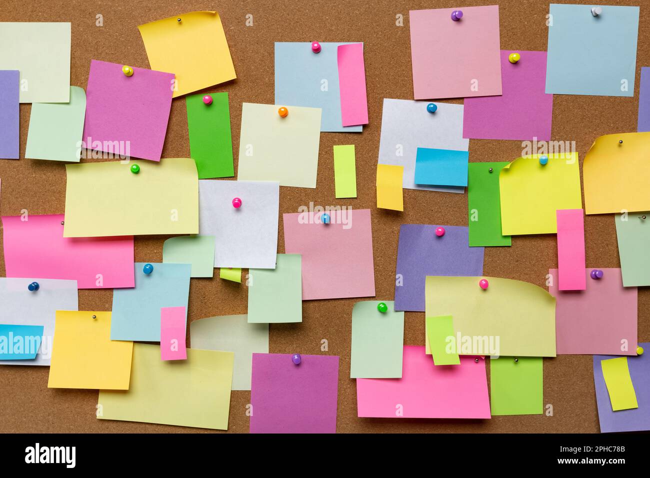 Apposez des autocollants vierges sur le tableau d'affichage en liège. Concept de notes d'affaires. Banque D'Images