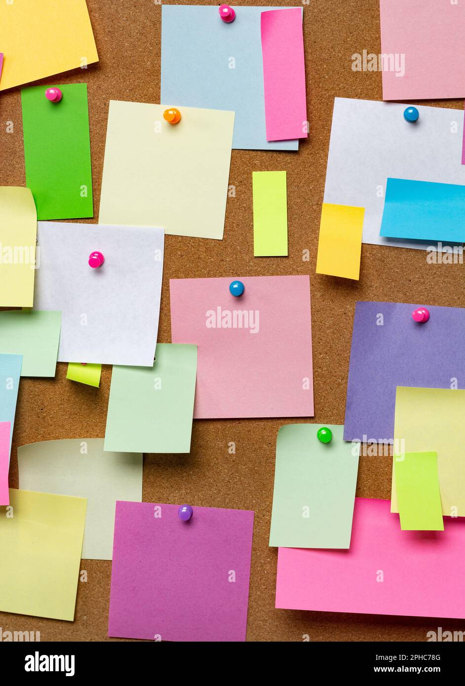 Apposez des autocollants vierges sur le tableau d'affichage en liège. Concept de notes d'affaires. Banque D'Images