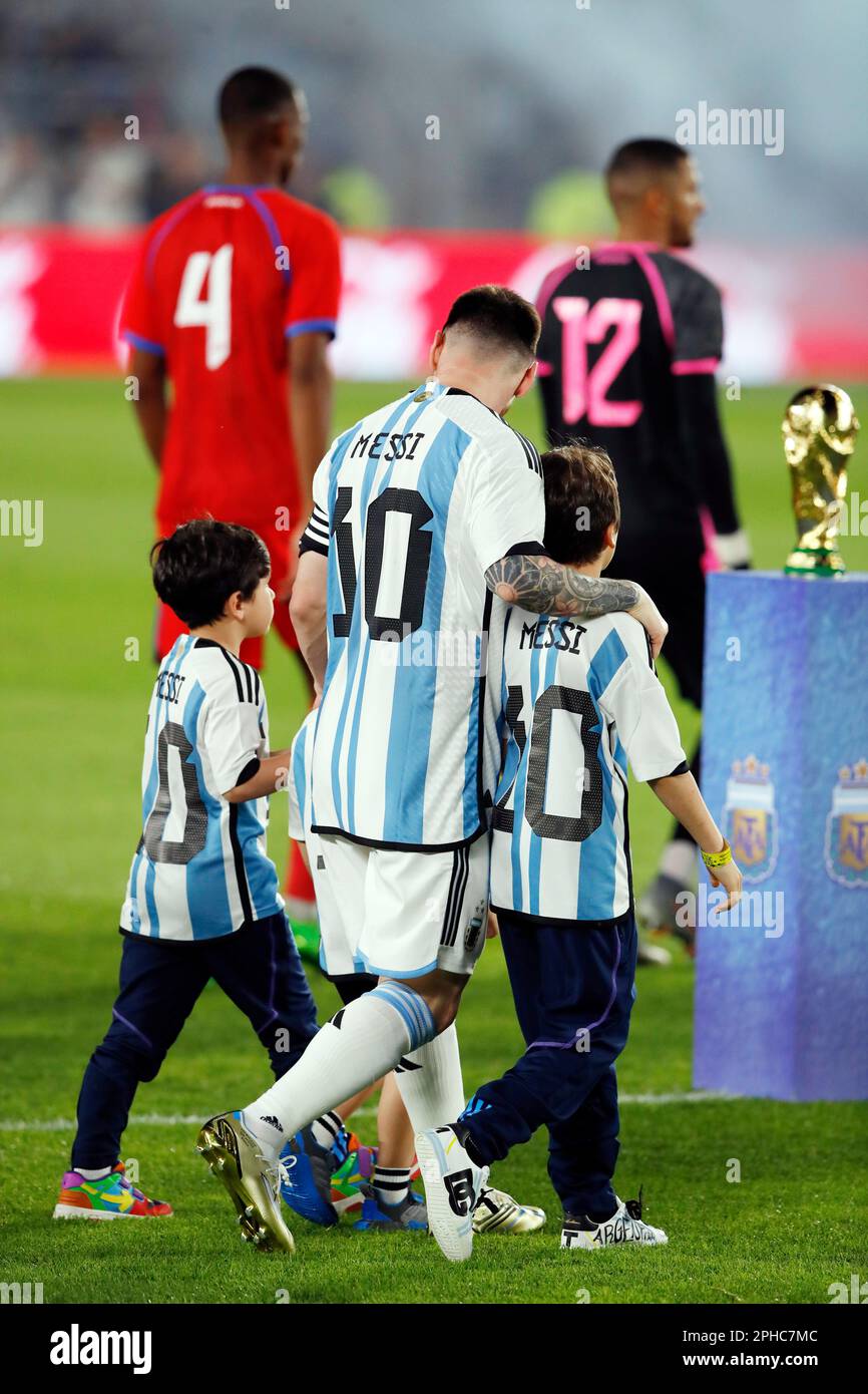 Buenos Aires, Argentine. 23rd mars 2023. Football: International, Argentine - Panama, Estadio Monumental. Lionel Messi (M) marche sur le terrain avec ses fils Thiago (r) et Mateo (l). Credit: Gustavo Ortiz/dpa/Alay Live News Banque D'Images