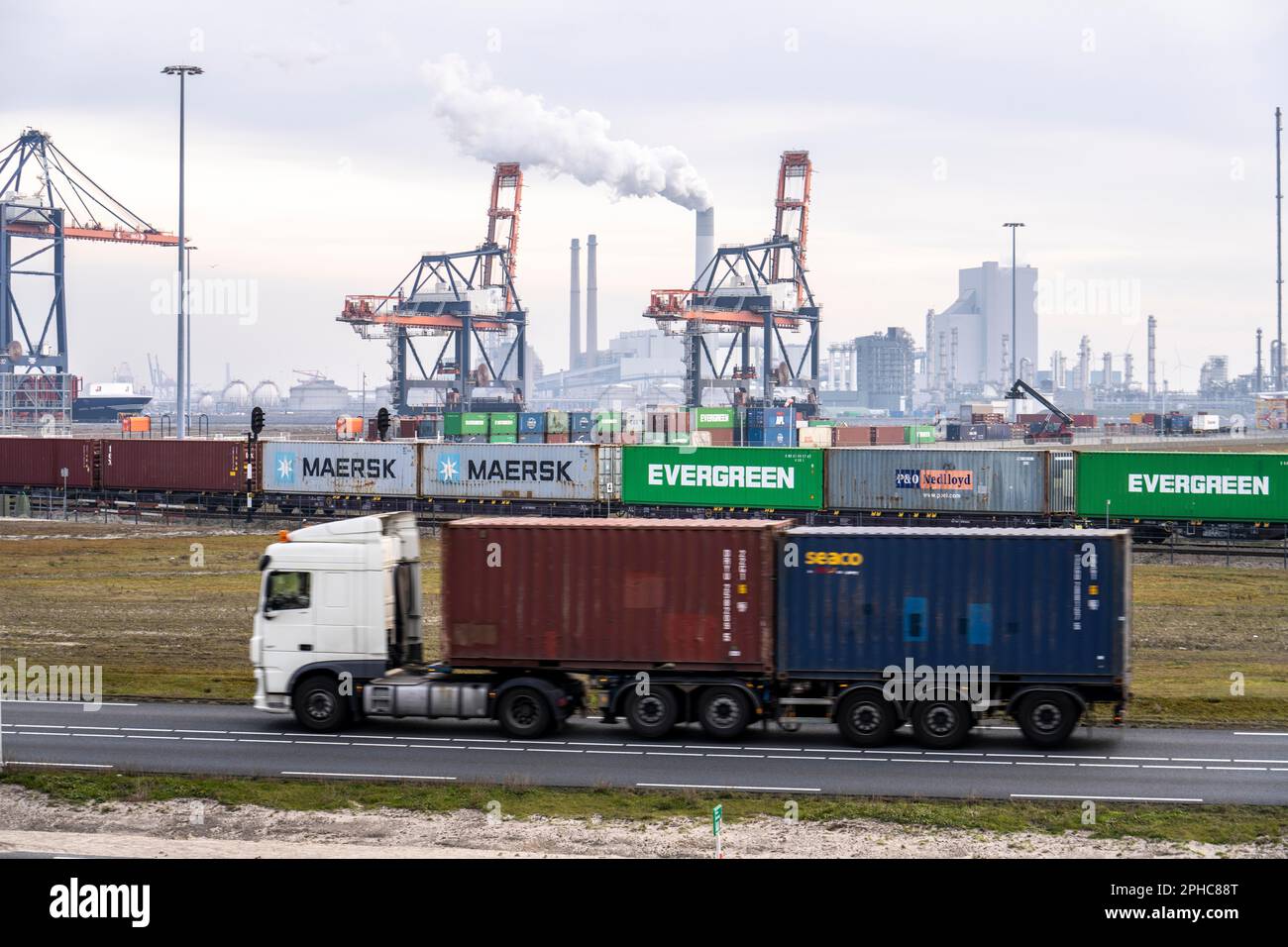 Train de marchandises, train de conteneurs, apporte des conteneurs au terminal de conteneurs Euromax, au port maritime de Rotterdam, aux pays-Bas, au port en haute mer Maasvlakte 2, Banque D'Images