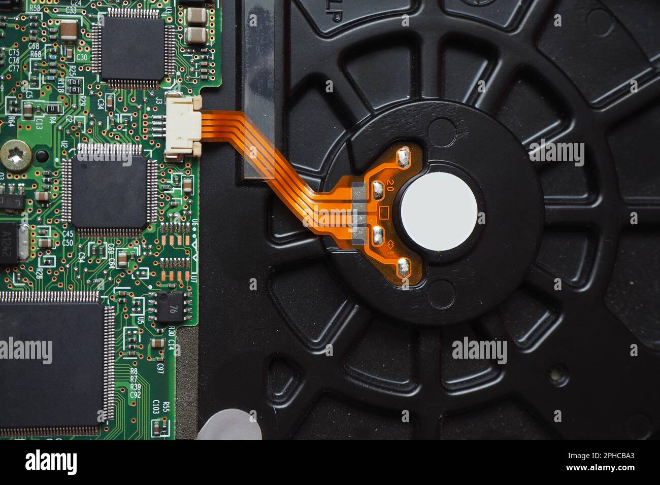 Gros plan des composants d'un disque dur. Câble plat flexible reliant