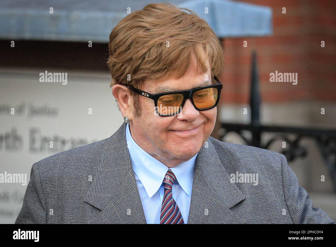 Londres, Royaume-Uni. 27th mars 2023. Sir Elton John quitte les cours royales de justice dans le centre de Londres après le premier jour de l'affaire de écoutes et de protection de la vie privée contre les journaux associés (propriétaires du Daily Mail). Il est l'un des nombreux prestataires de l'affaire. Credit: Imagetraceur/Alamy Live News Banque D'Images