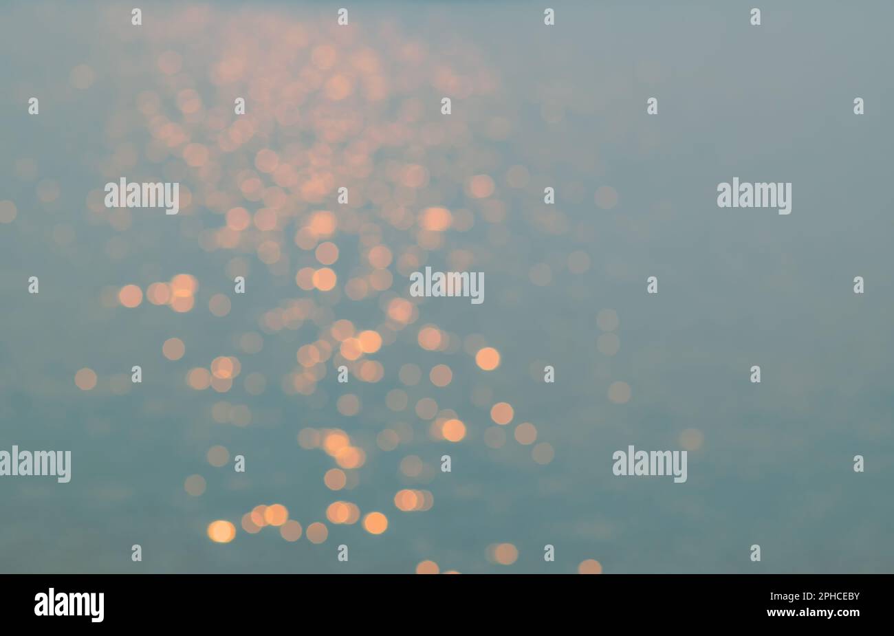 L'eau défocaisée pendant le soleil du matin, la lumière de réflexion sur l'eau semblent scintillantes et brille. À pour l'arrière-plan. Banque D'Images