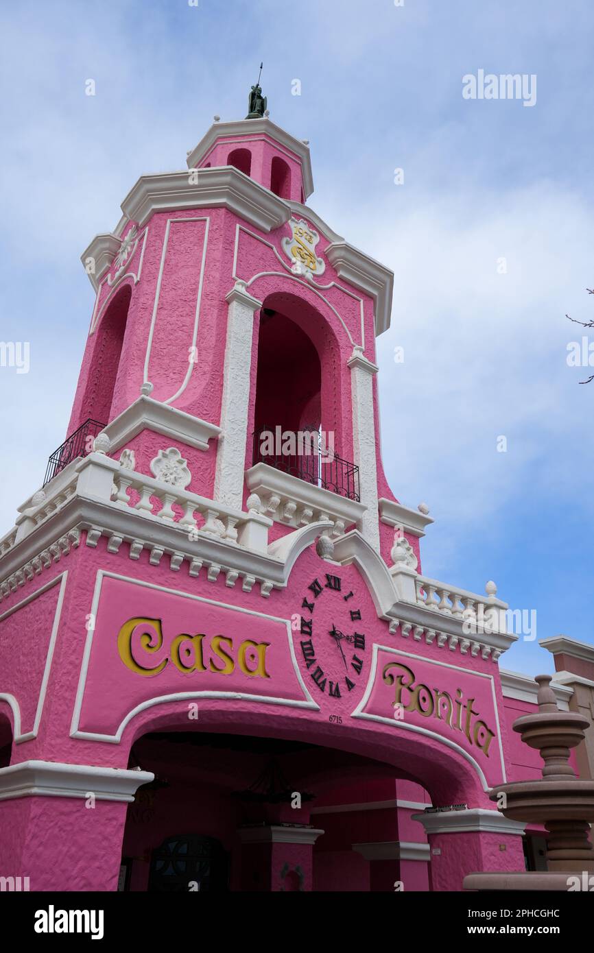 Lakewood, Colorado, États-Unis - 3.26.2023: Restaurant mexicain Casa Bonita. Cet emplacement a été construit en 1973, il est prévu de rouvrir 23 mai 2023 Banque D'Images