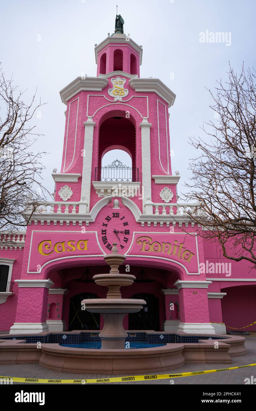 Lakewood, Colorado, États-Unis - 3.26.2023: Restaurant mexicain Casa Bonita. Cet emplacement a été construit en 1973, il est prévu de rouvrir 23 mai 2023 Banque D'Images