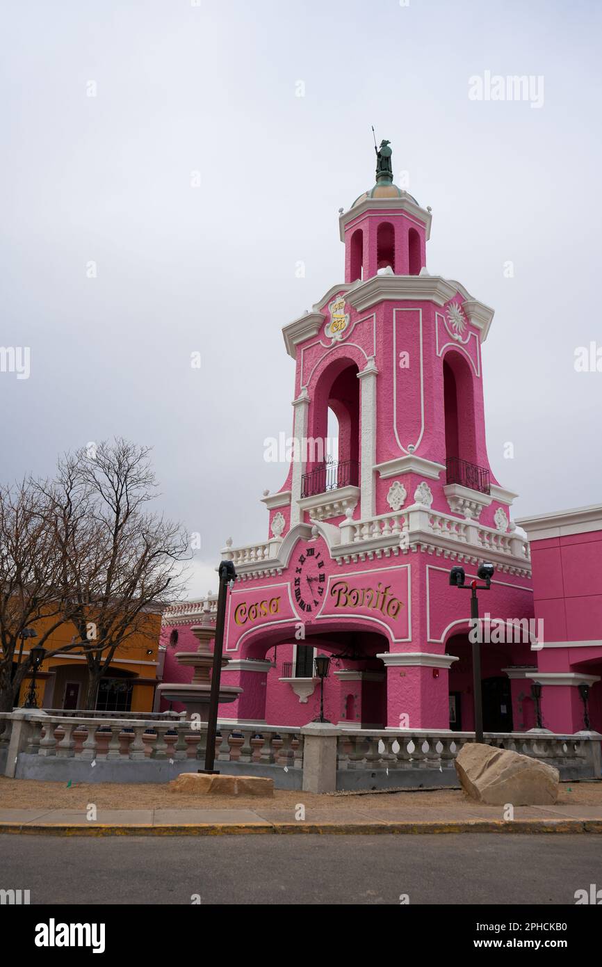 Lakewood, Colorado, États-Unis - 3.26.2023: Restaurant mexicain Casa Bonita. Cet emplacement a été construit en 1973, il est prévu de rouvrir 23 mai 2023 Banque D'Images