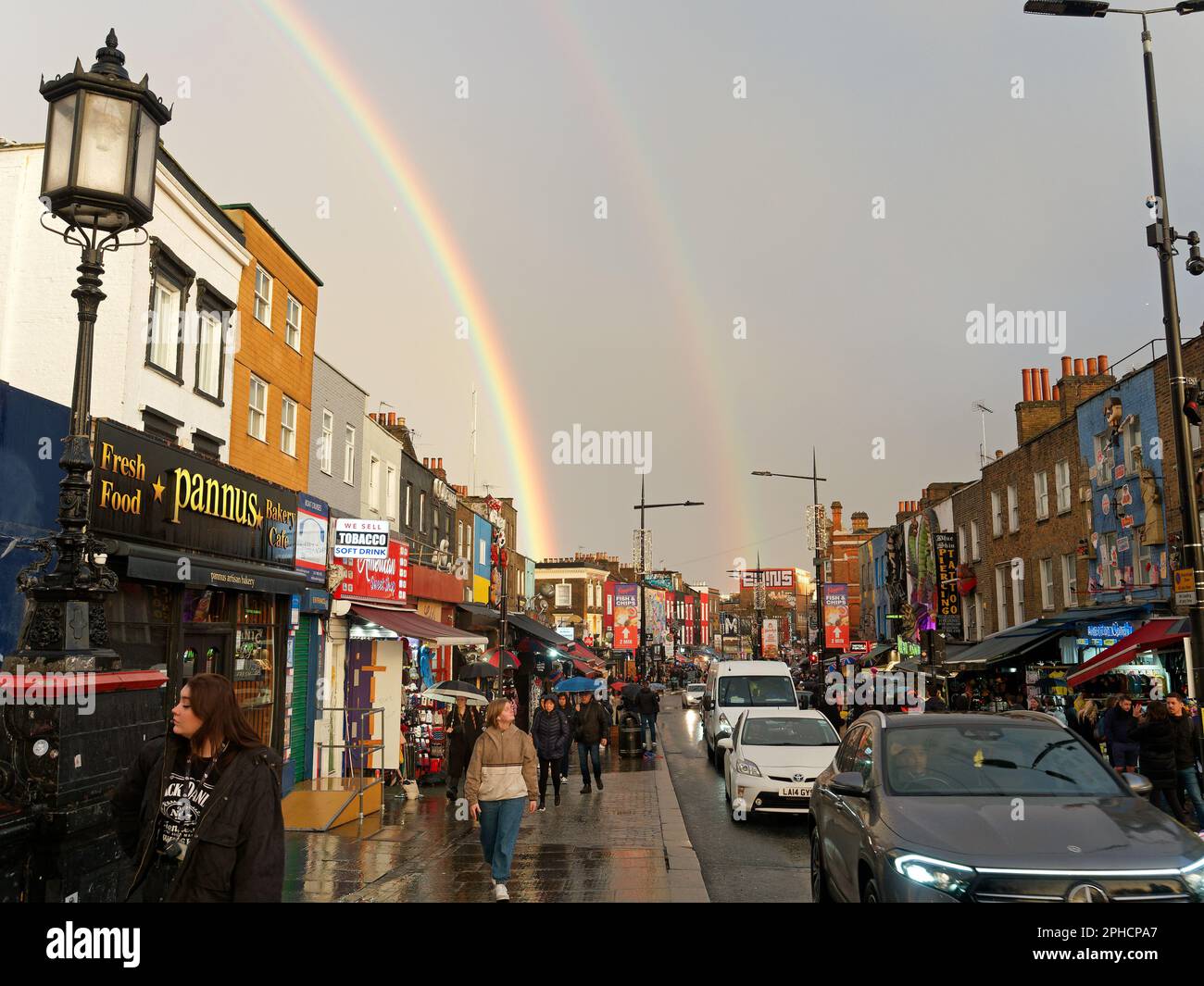 Un double arc-en-ciel coloré au-dessus de Camden High Street à Londres lors d'une journée humide en mars 2023 Banque D'Images