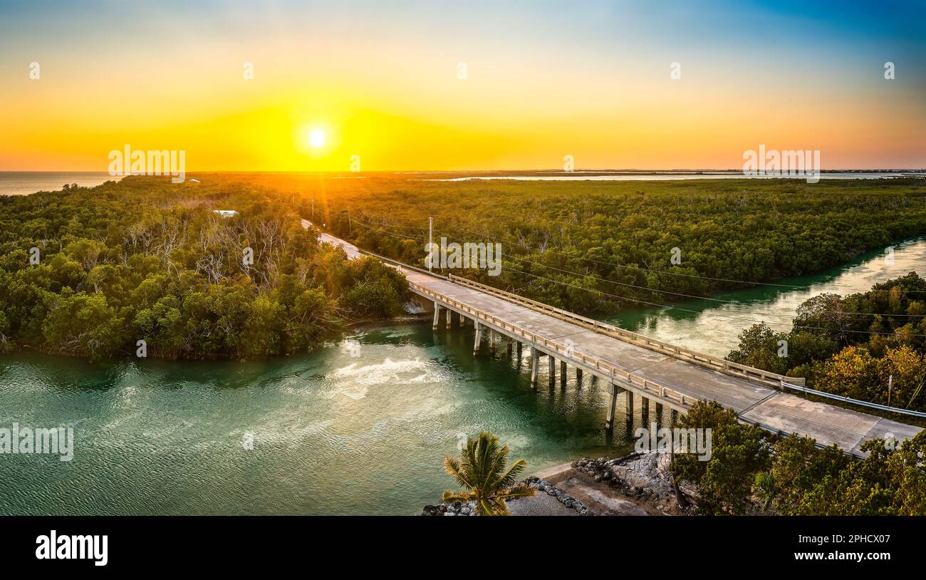 Coucher de soleil aérien avec le pont entre Sugarloaf et Saddleboch Keys, au-dessus de Sugarloaf Creek, à Florida Keys, en Floride. Banque D'Images