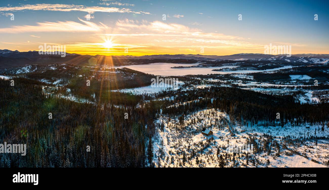 Panorama aérien avec le lac gelé de Georgetown, près de Philipsburg, Montana au coucher du soleil. La gamme Anaconda avec Warren Peak domine l'arrière-plan de la Wint Banque D'Images
