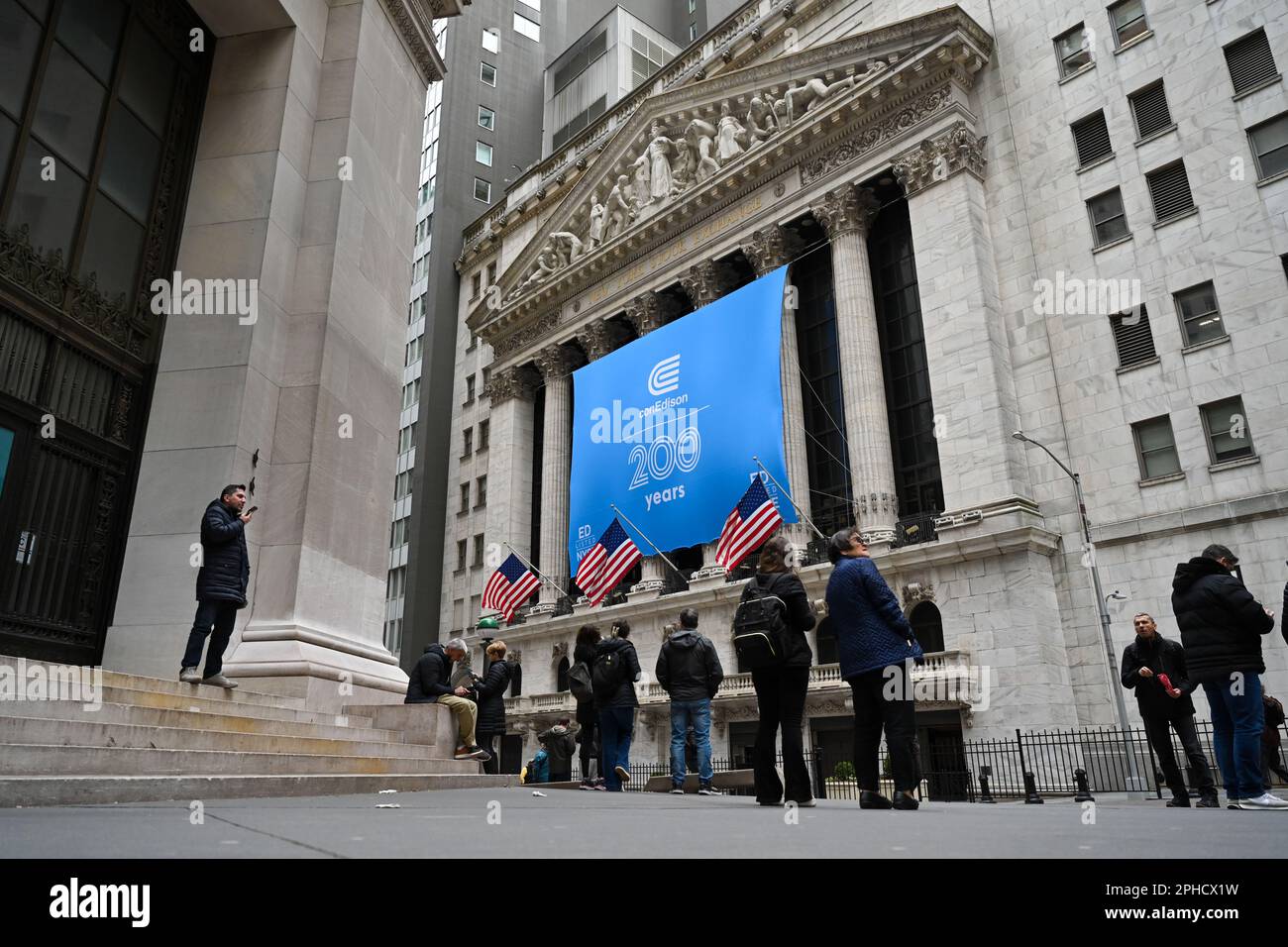 Signalétique « con Edison 200 years » à l'extérieur de la Bourse de New York (NYSE) sur 27 mars 2023 à New York. Banque D'Images