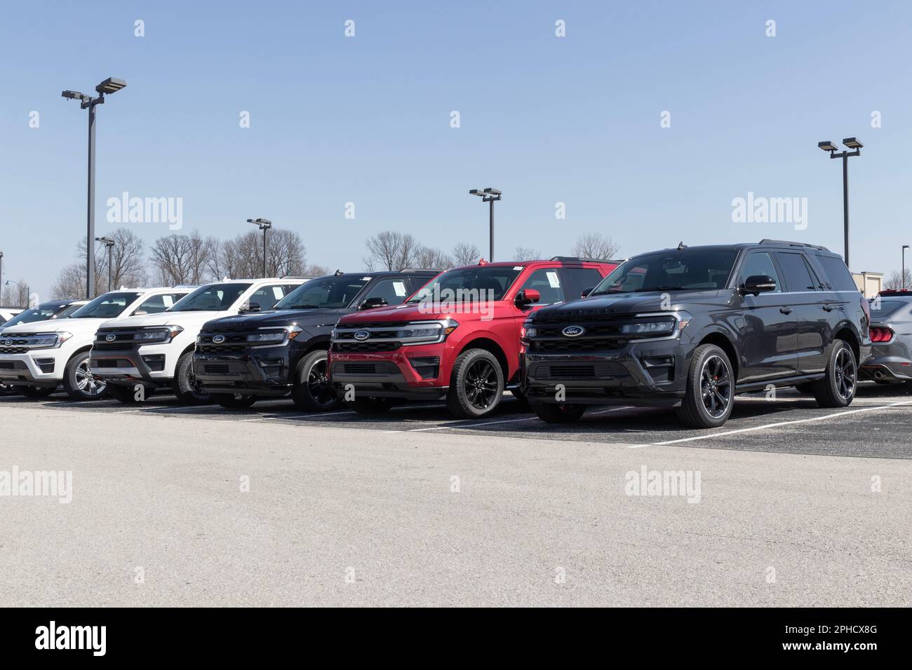 Pêcheurs - Circa Mars 2023: Ford Expedition exposé dans un concessionnaire. Ford offre l'expédition en modèles XL, XLT, Limited, Timberline et Platinum. Banque D'Images