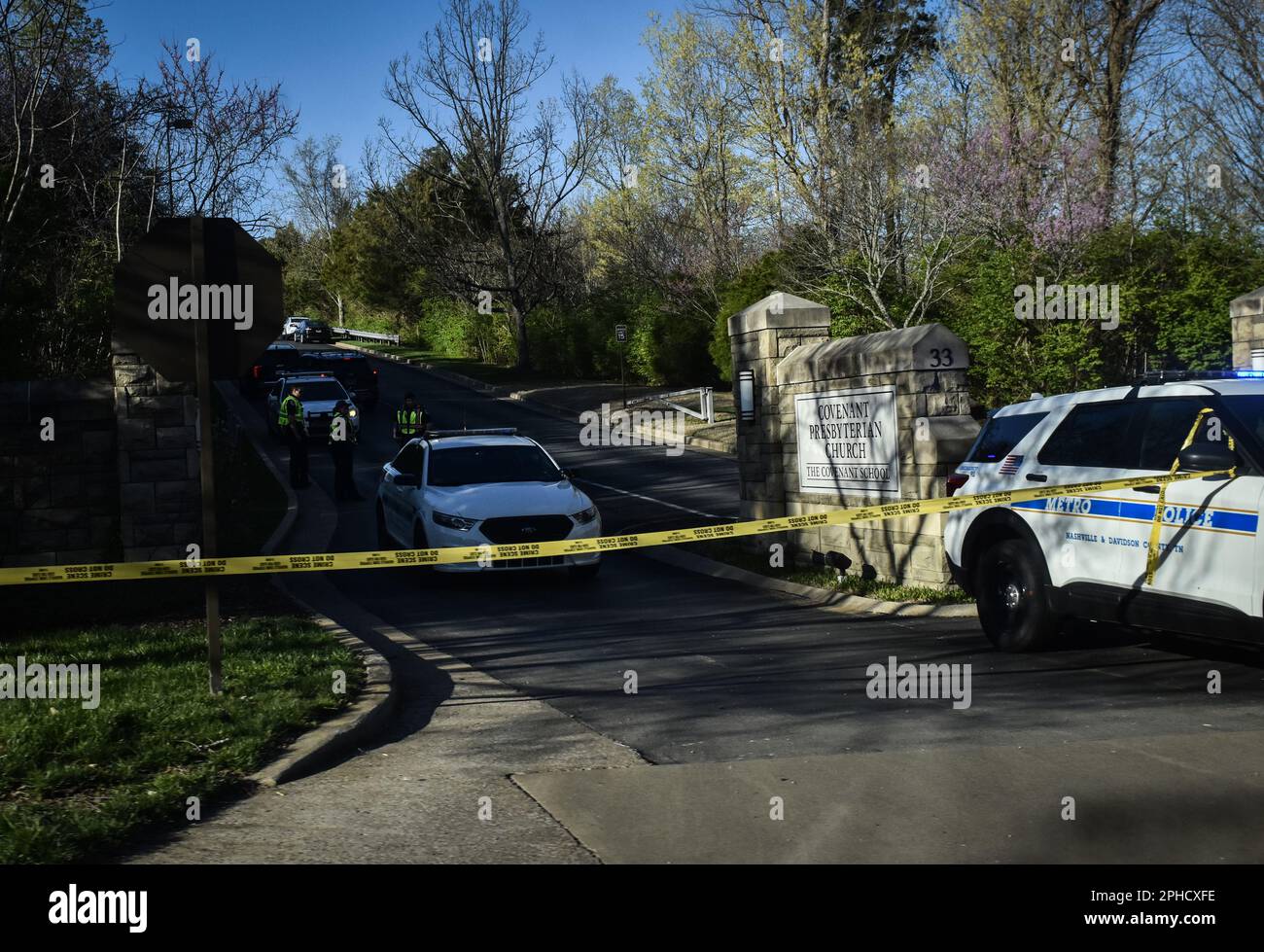 Nashville, États-Unis. 27th mars 2023. L'église presbytérienne du Pacte et l'entrée à l'école sont bloquées par la police du métro de Nashville après une fusillade meurtrière qui a pris la vie de 7 personnes, dont 3 jeunes enfants, 3 adultes et le tireur à Green Hills, TN., lundi, 27 mars 2023. Crédit: Camden Hall/Alamy Live News Banque D'Images