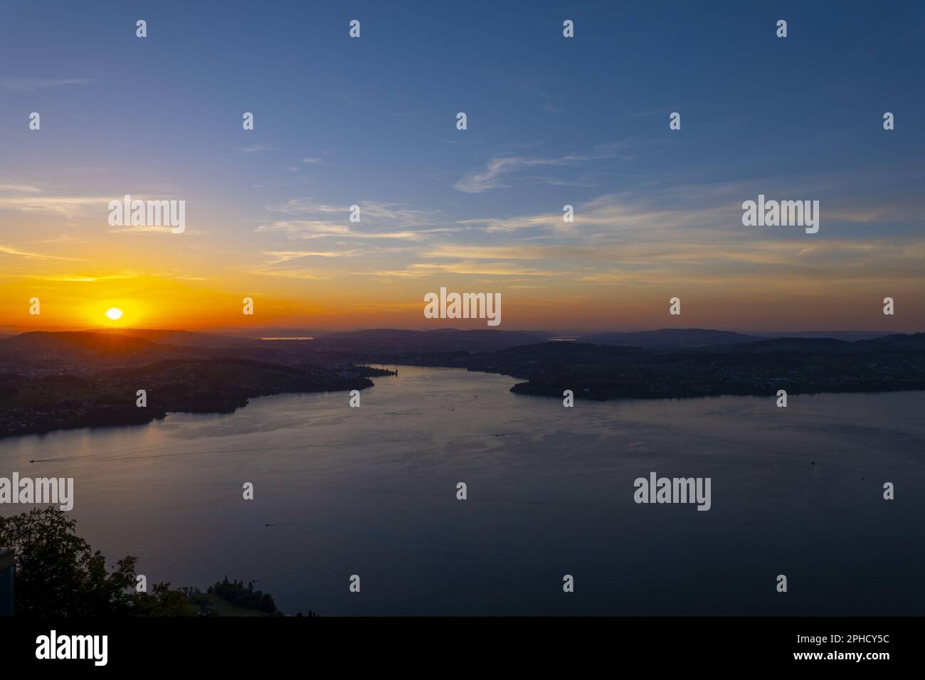 Vue aérienne sur le lac de Lucerne et la montagne au coucher du soleil à Lucerne, Suisse. Banque D'Images