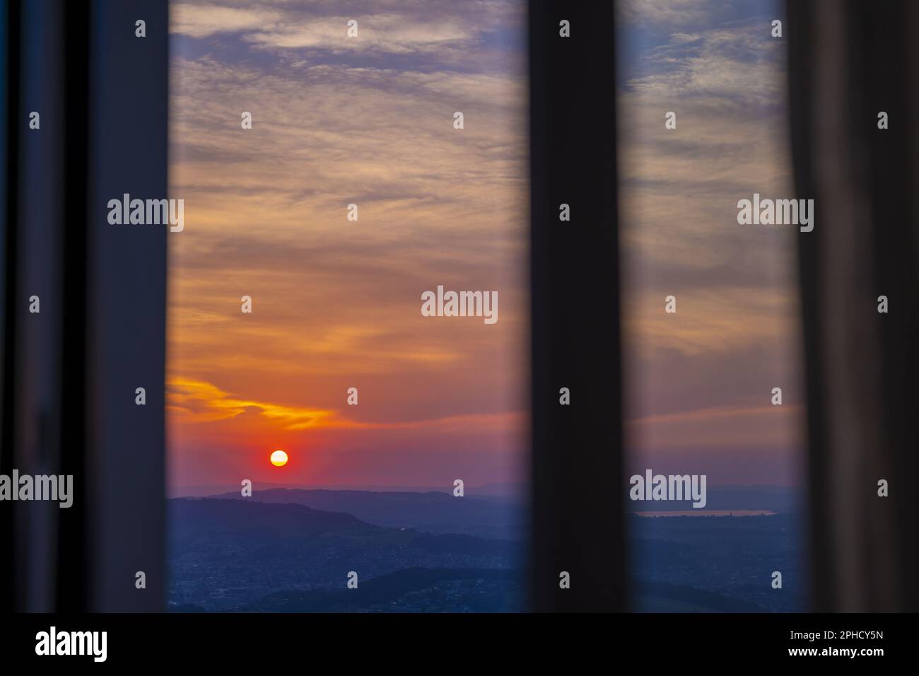 Fenêtre vue sur le paysage avec la montagne au coucher du soleil à Lucerne, Suisse. Banque D'Images