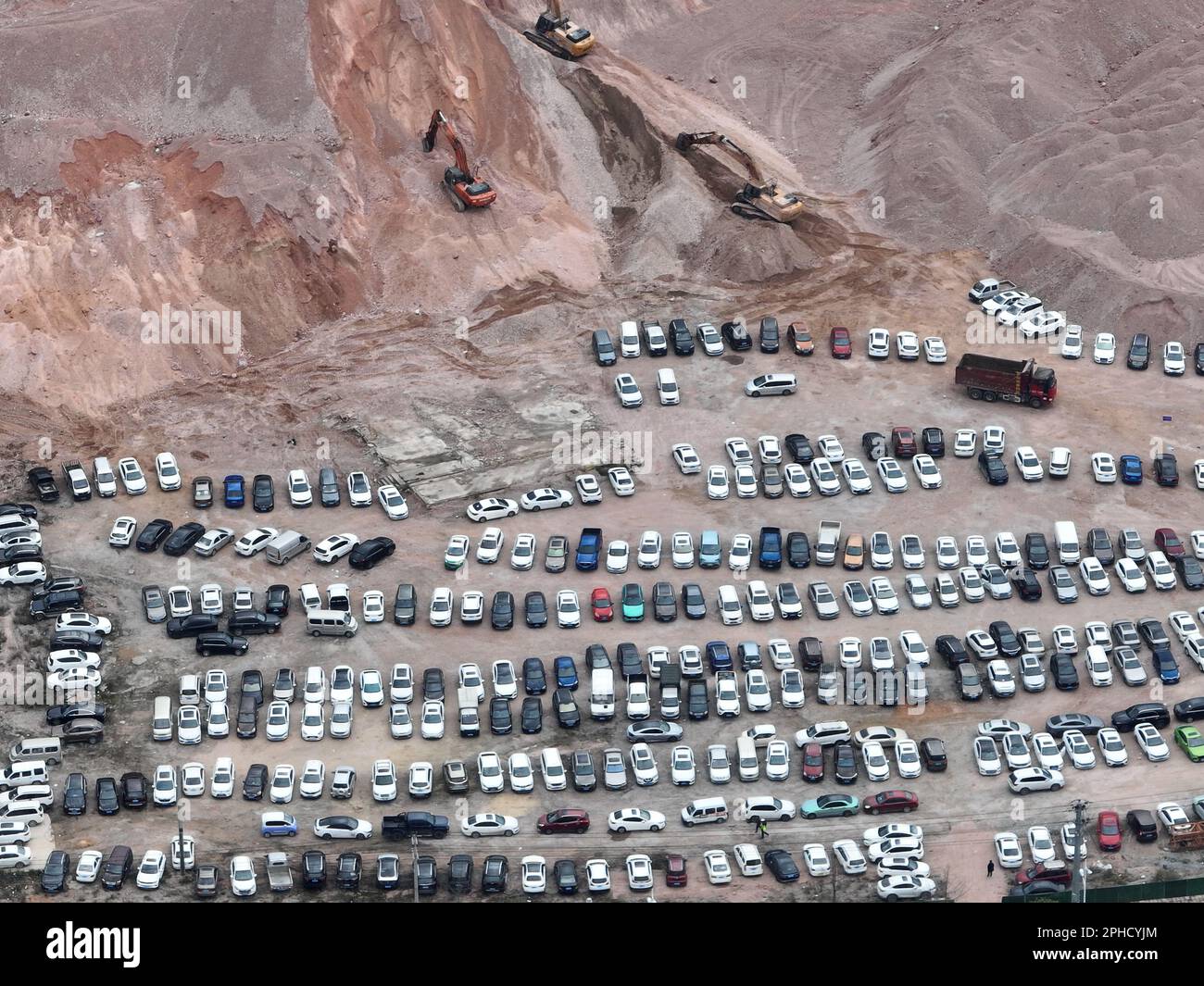 TAIJIANG, CHINE - 28 MARS 2023 - des voitures d'un grand nombre de fans regardent les finales de basket-ball du village dans un parking à Taijiang, province de Guizhou, Banque D'Images