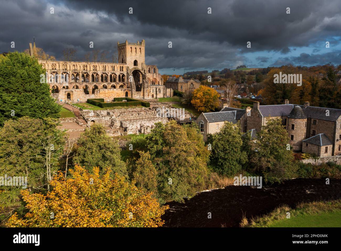 L'Écosse borde la ville de Jedburgh avec les ruines de l'abbaye de Jedburgh, une abbaye Augustinienne en ruines qui a été fondée au 12th siècle, est situé Banque D'Images