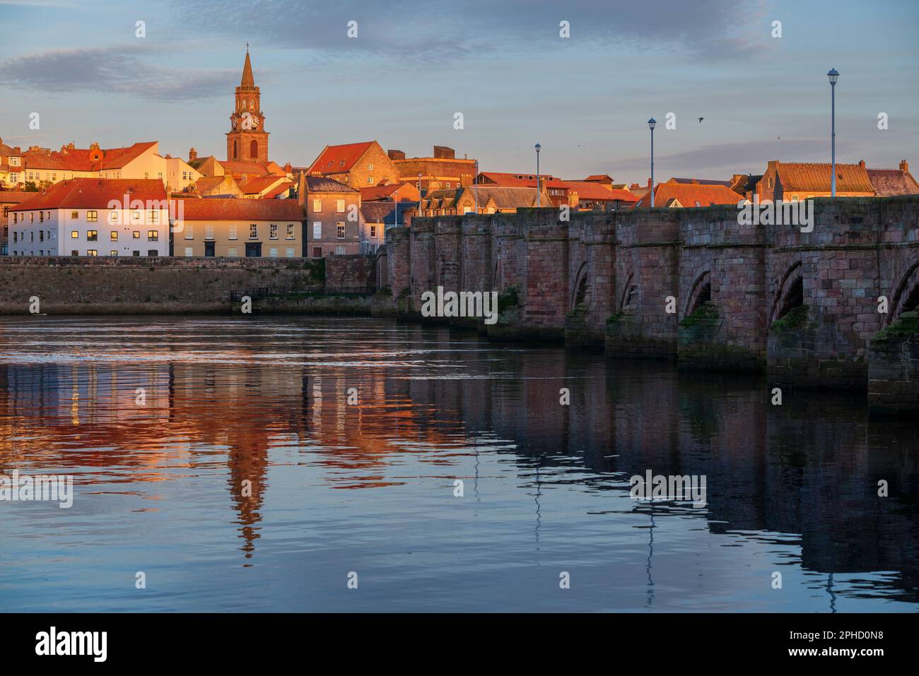 Angleterre, la ville la plus au nord de Berwick vue sur la rivière Tweed entouré par ses murs de ville, avec le Guildhall et le pont vieux de 400 ans Banque D'Images