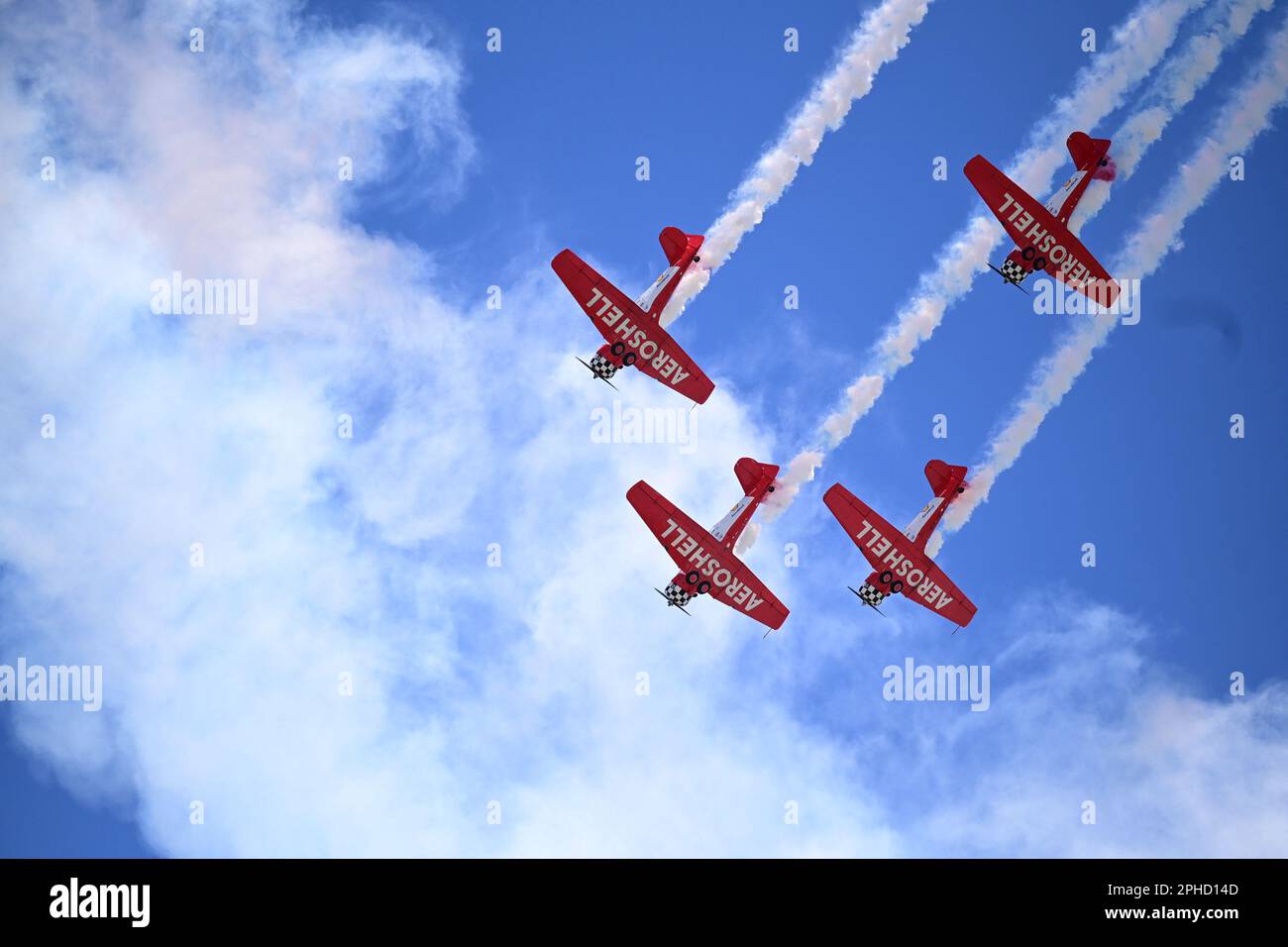 L'équipe AéroShell effectue des manœuvres aériennes au salon de l'air Defenders of Liberty 2023, à la base aérienne de Barksdale, en Louisiane, en 25 mars 2023. Le "Texan" AT-6 nord-américain a été conçu à l'origine comme un entraîneur de base pour le corps de l'armée de l'air des États-Unis. (É.-U. Photo de la Force aérienne par Airman 1st classe William Pugh) Banque D'Images
