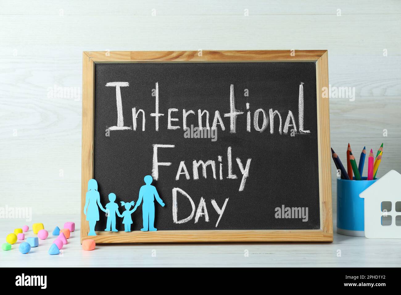 Bonne journée en famille. Composition avec tableau noir et papeterie sur table en bois blanc Banque D'Images