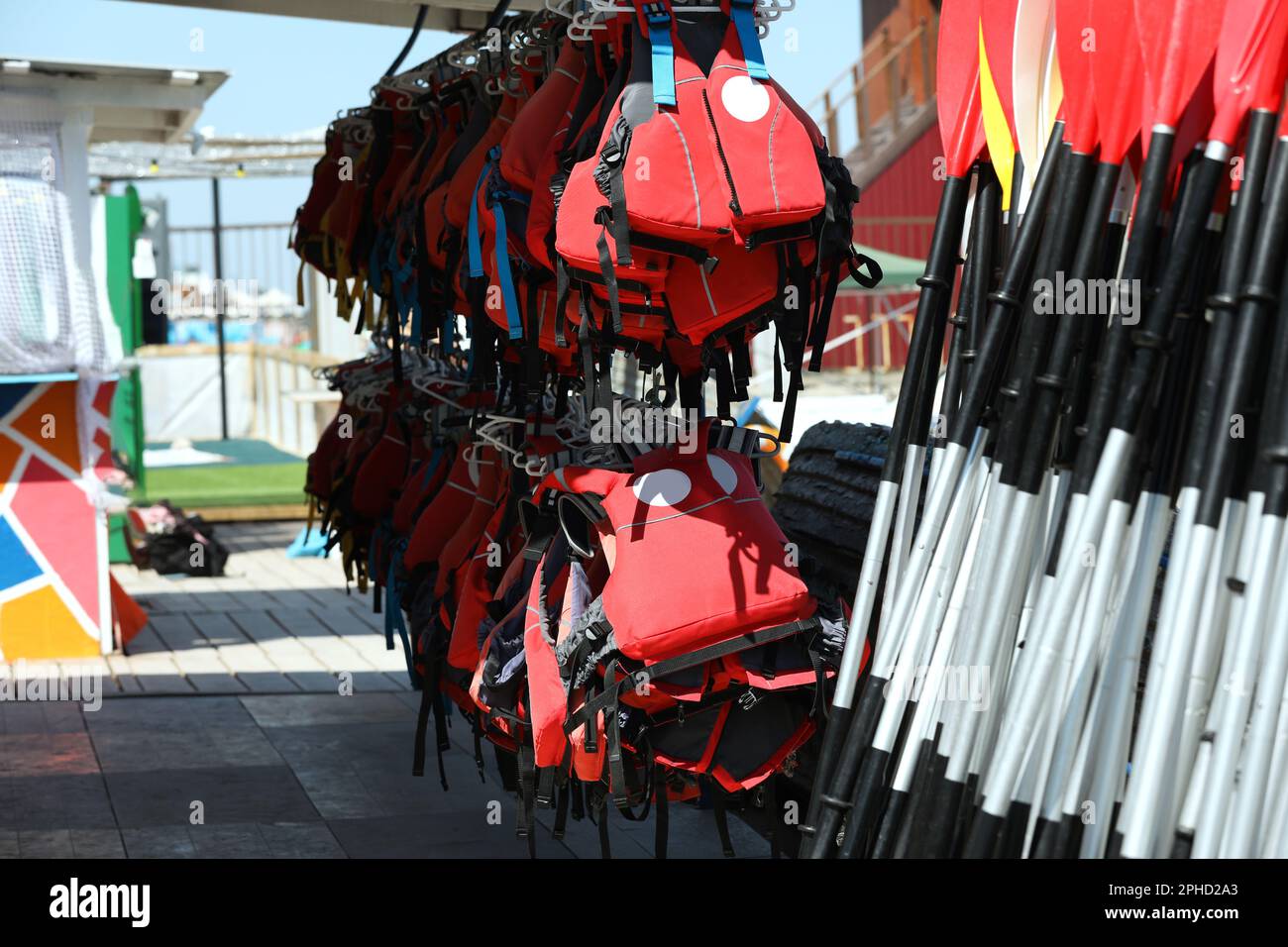Support avec gilets de sauvetage et support de rangement pour palettes sur la plage Banque D'Images Support avec gilets de sauvetage et support de rangement pour palettes sur la plage Banque D'Images
