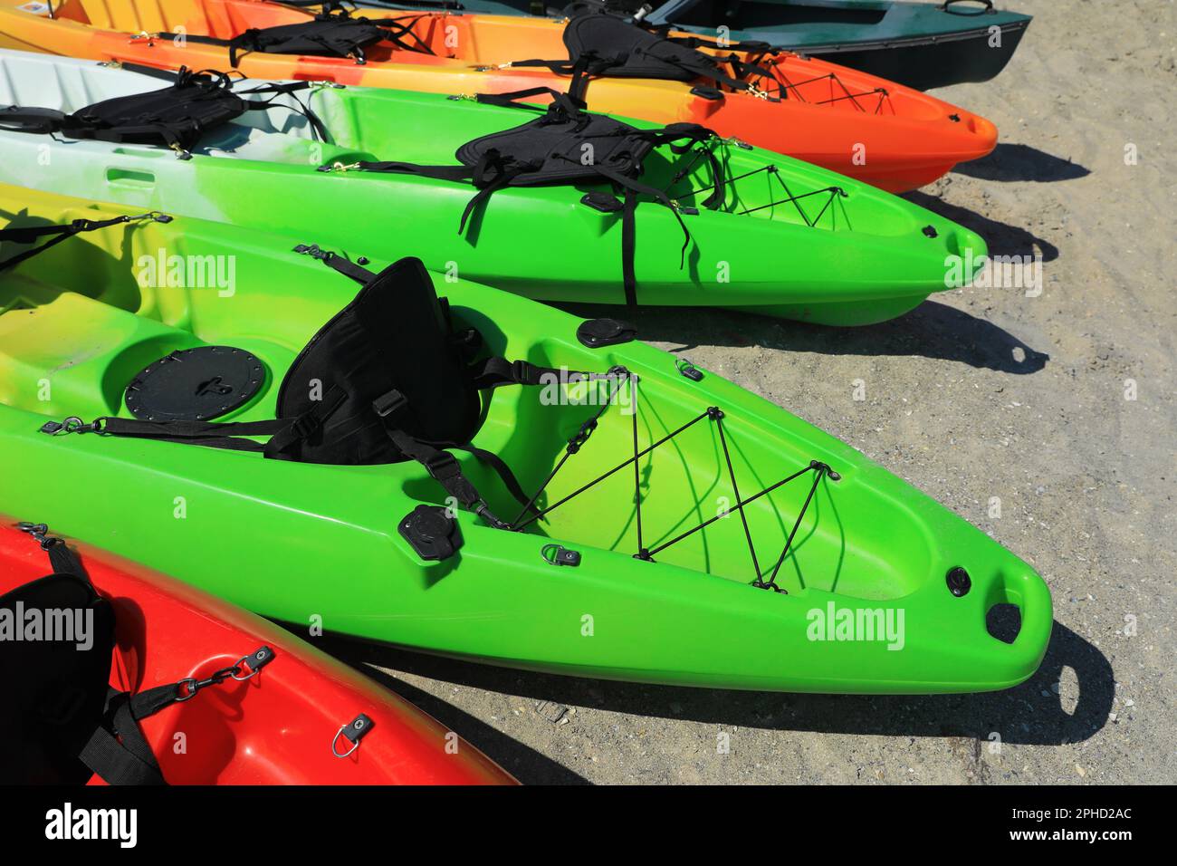 Nombreux kayaks colorés en plein air par beau temps Banque D'Images Nombreux kayaks colorés en plein air par beau temps Banque D'Images