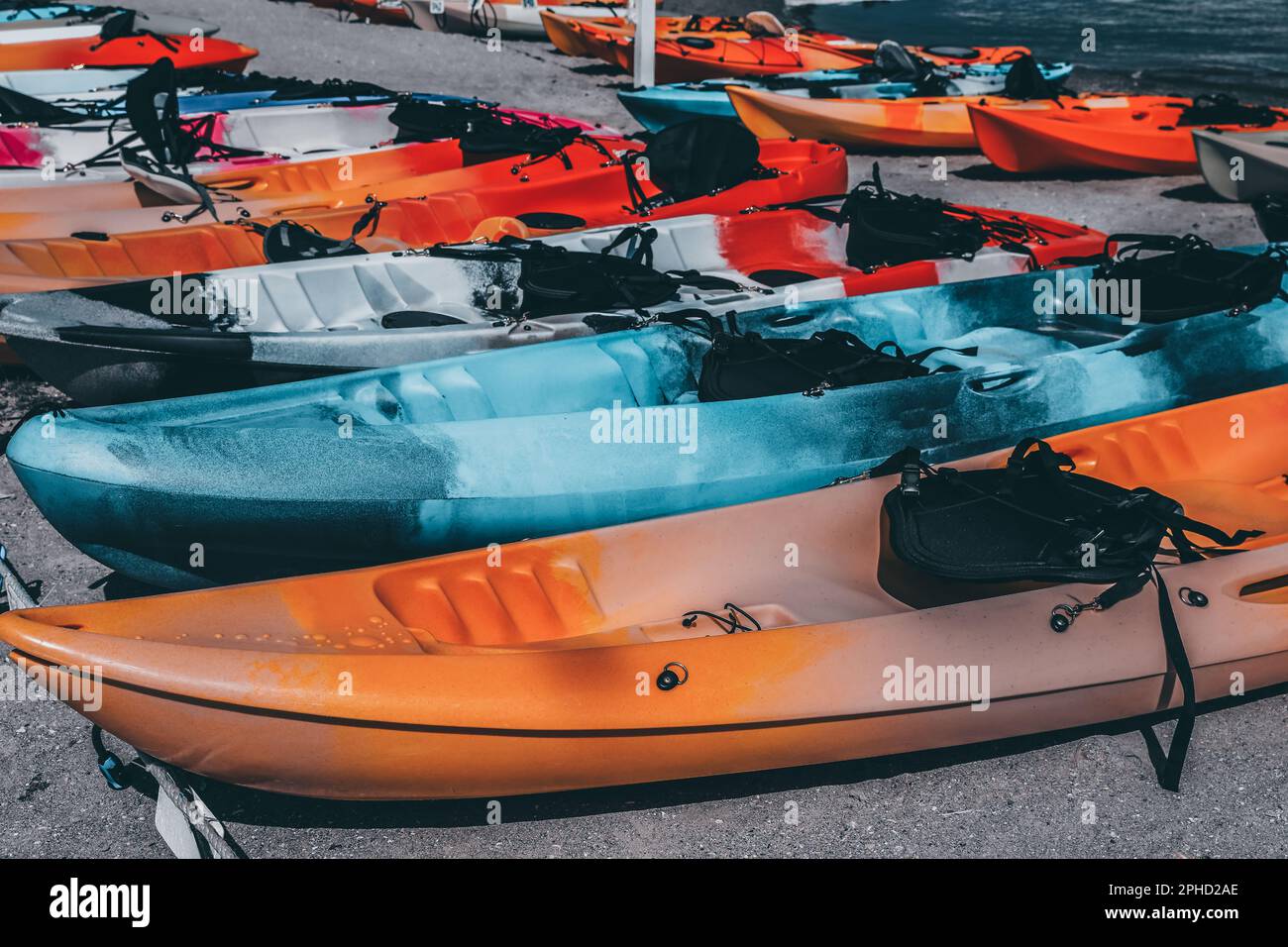 Beaucoup de kayaks colorés sur le sable près de la mer Banque D'Images Beaucoup de kayaks colorés sur le sable près de la mer Banque D'Images