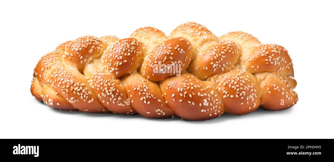 Pain tressé fait maison avec graines de sésame isolées sur blanc. Challah traditionnel de Shabbat Banque D'Images