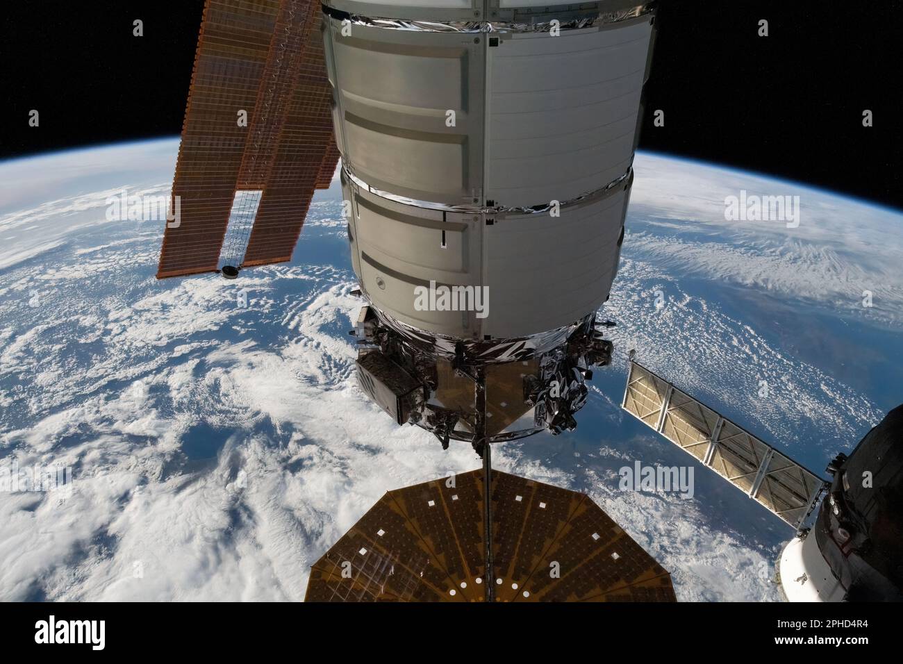 L'embarcation Cygnus de Northrop Grummans, attachée à la Station spatiale internationale, a livré 8 300 livres de nouvelles expériences scientifiques, des fournitures d'équipage, Banque D'Images